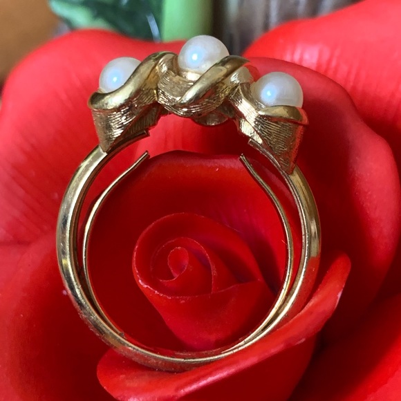 AVON GOLD-TONE FAUX PEARL RING - Picture 2 of 3
